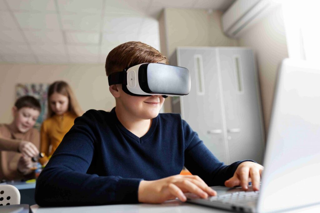 Usuário experimentando realidade virtual com headset como tendências geek da nova geração