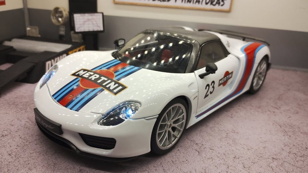Miniatura de carro de corrida de edição limitada, destacando a exclusividade do item.