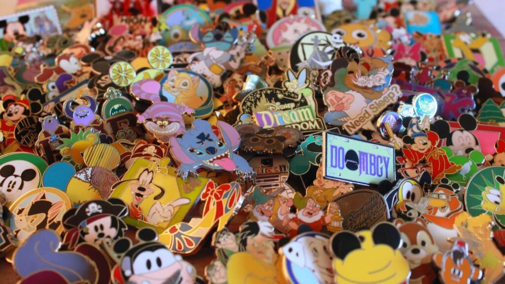 Varios itens decorativos da disney