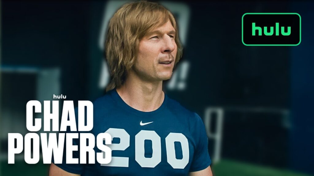 Protagonista de Chad Powers em cena no campo de futebol